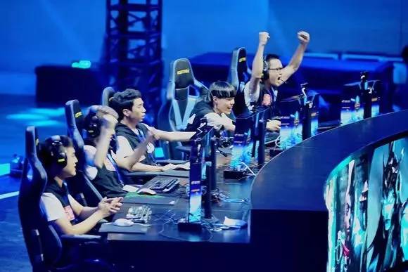 在充满不确 在充满不确